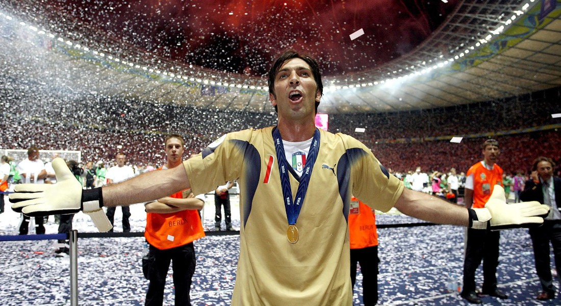 2006-Buffon-bacia-la-Coppa.jpg